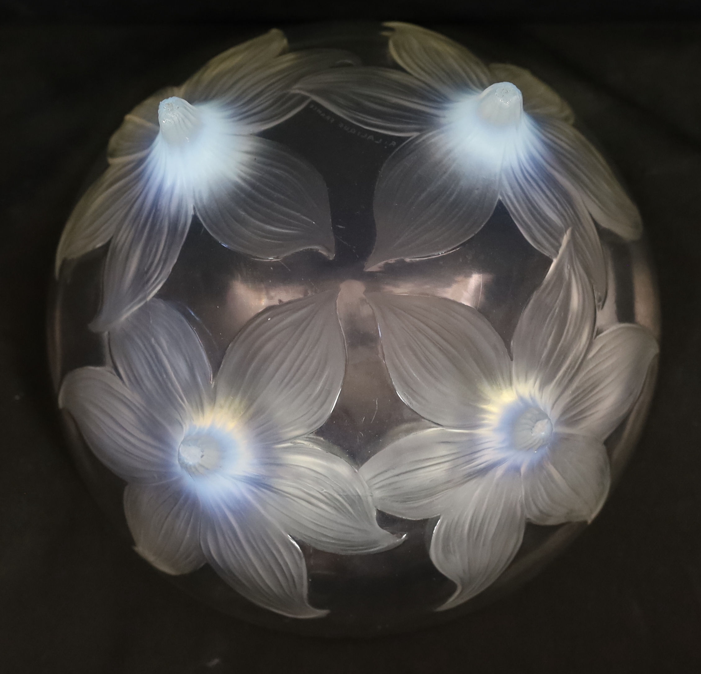 Rene Lalique, a Lys pattern opalescent glass bowl (no 382), c.1924